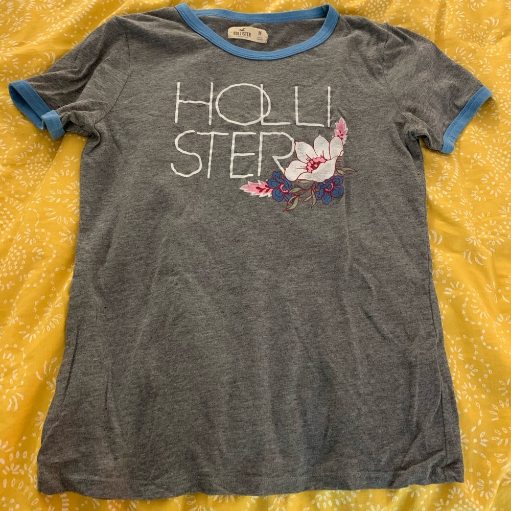 Hollister Graphic tee💖